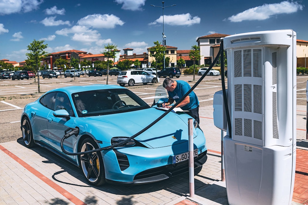Porsche Taycan 4S, charging station