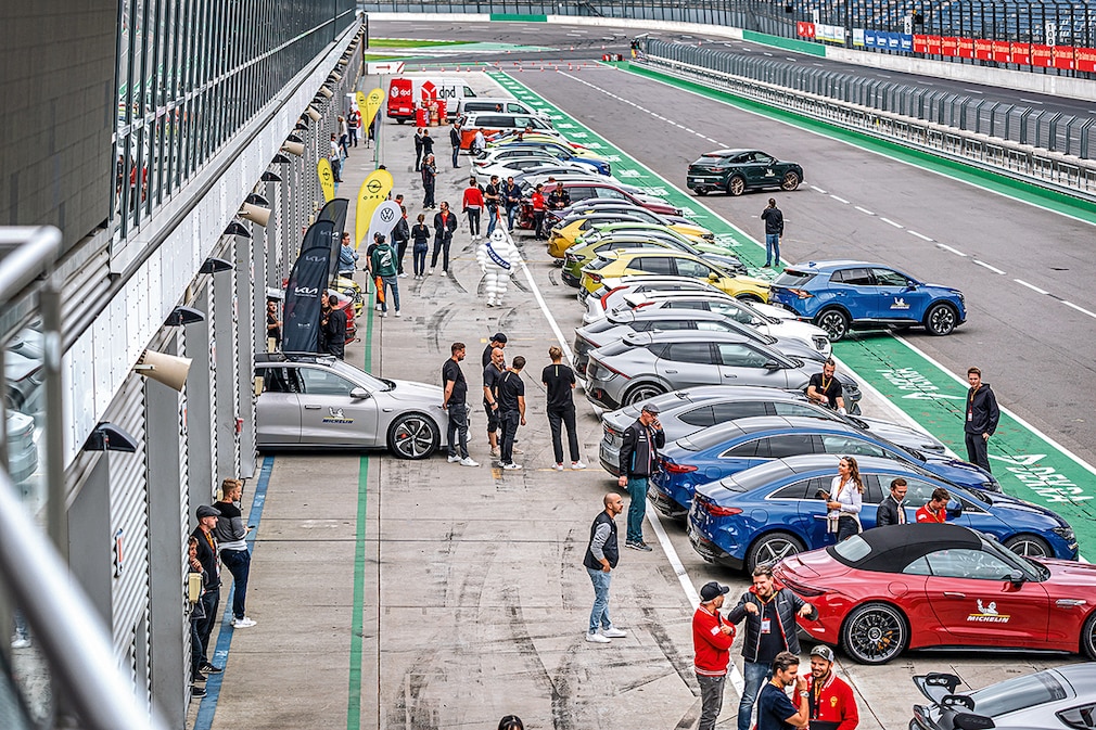 Hustle and bustle in the pit lane